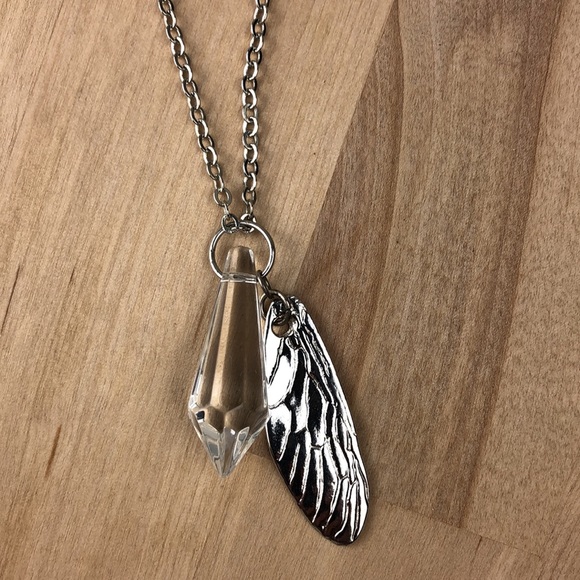 Fairy 🧚 wing with crystal necklace, 30”. Come with a box. - Picture 8 of 11